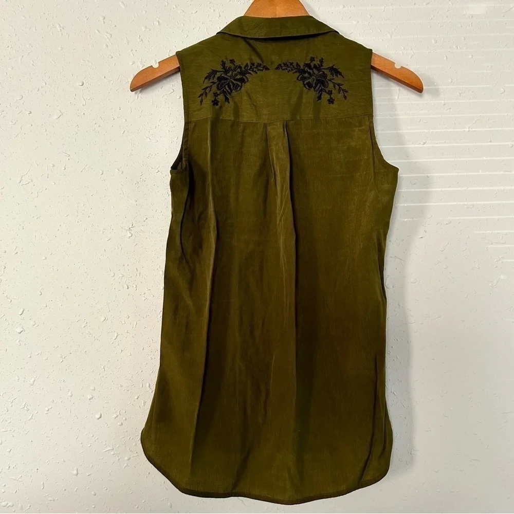 🦋Express Olive Green Black Embroidered Sleeveless Button Down City Shirt Blouse